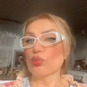 Meet your Posher, Parisa